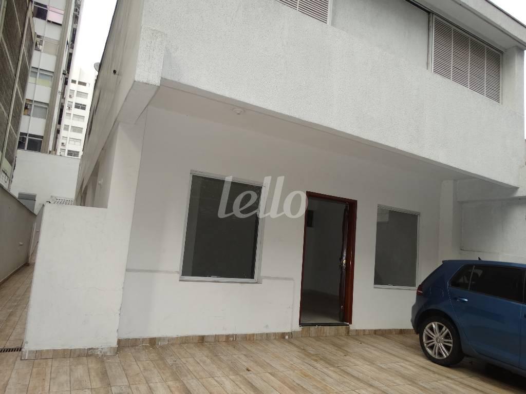 GARAGEM E FACHADA de Casa para alugar, sobrado com 290 m², 4 quartos e 3 vagas em Jardim Paulistano - São Paulo