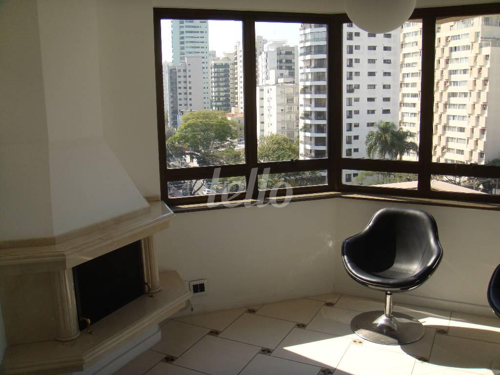 SALA COM LAREIRA de Apartamento à venda, Padrão com 230 m², 4 quartos e 3 vagas em Planalto Paulista - São Paulo