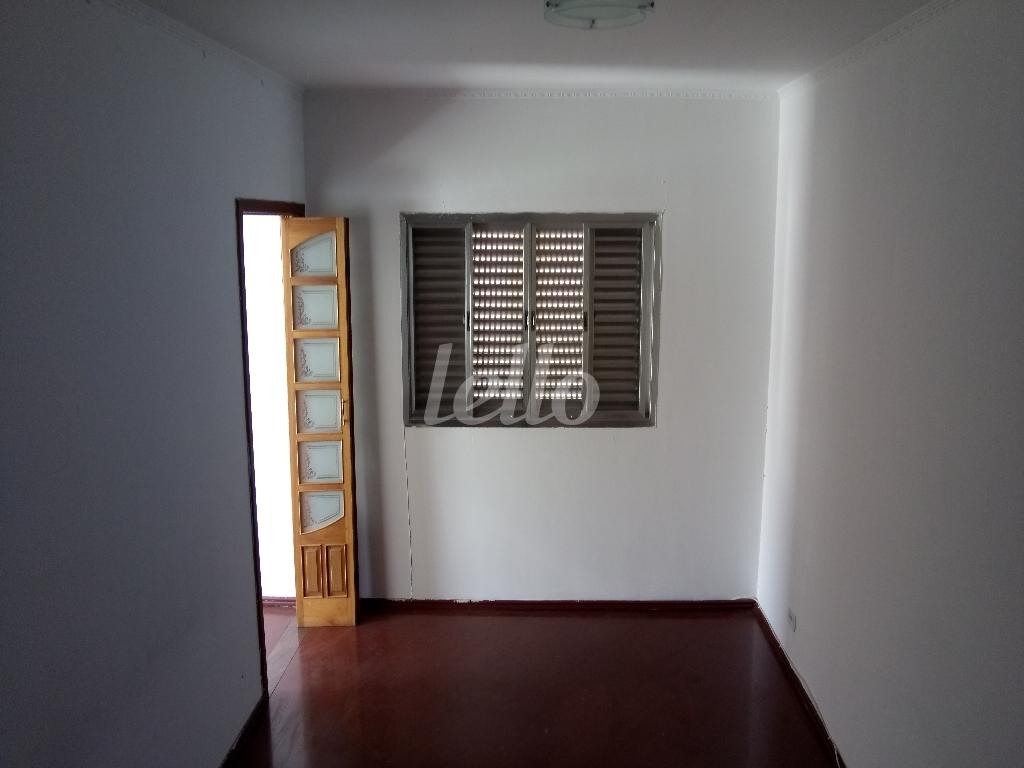 DORMITÓRIO MEIO - ANEXO SUÍTE de Casa à venda, sobrado com 250 m², 3 quartos e 2 vagas em Vila Invernada - São Paulo