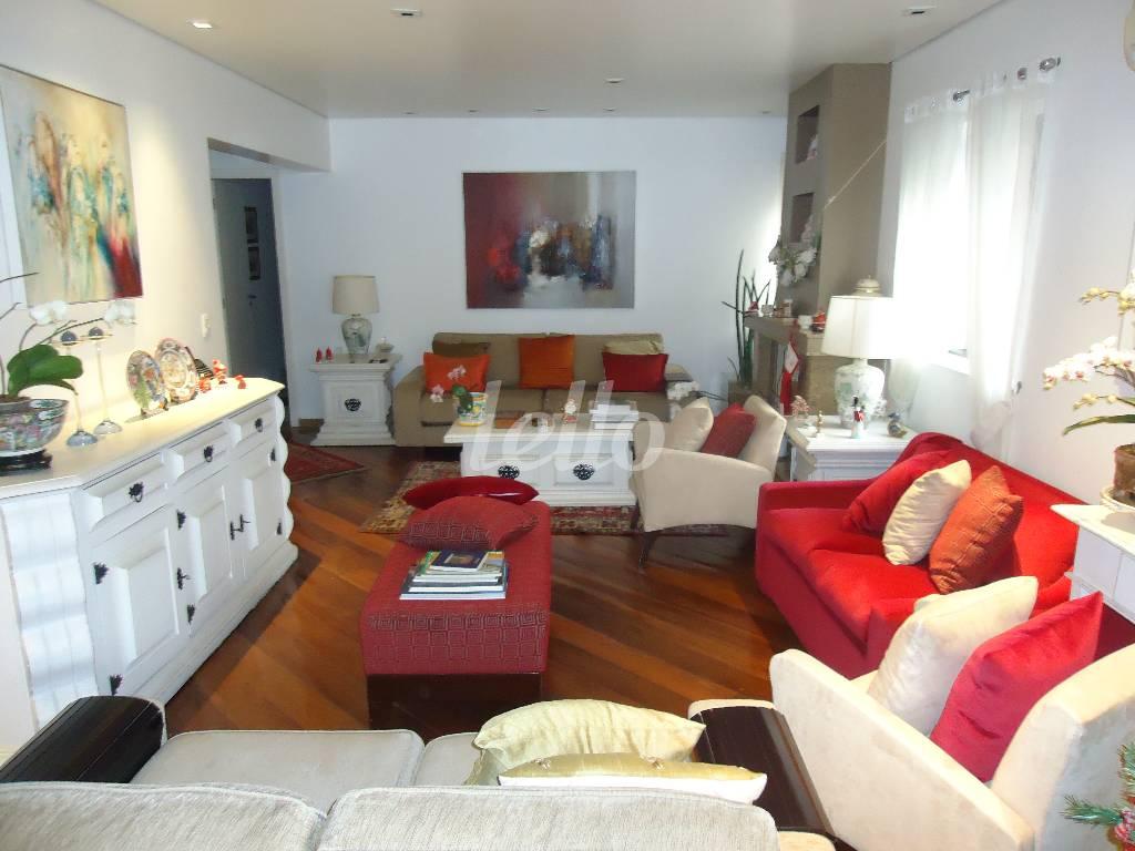 SALA COM LAREIRA de Apartamento à venda, Padrão com 207 m², 3 quartos e 3 vagas em Itaim Bibi - São Paulo
