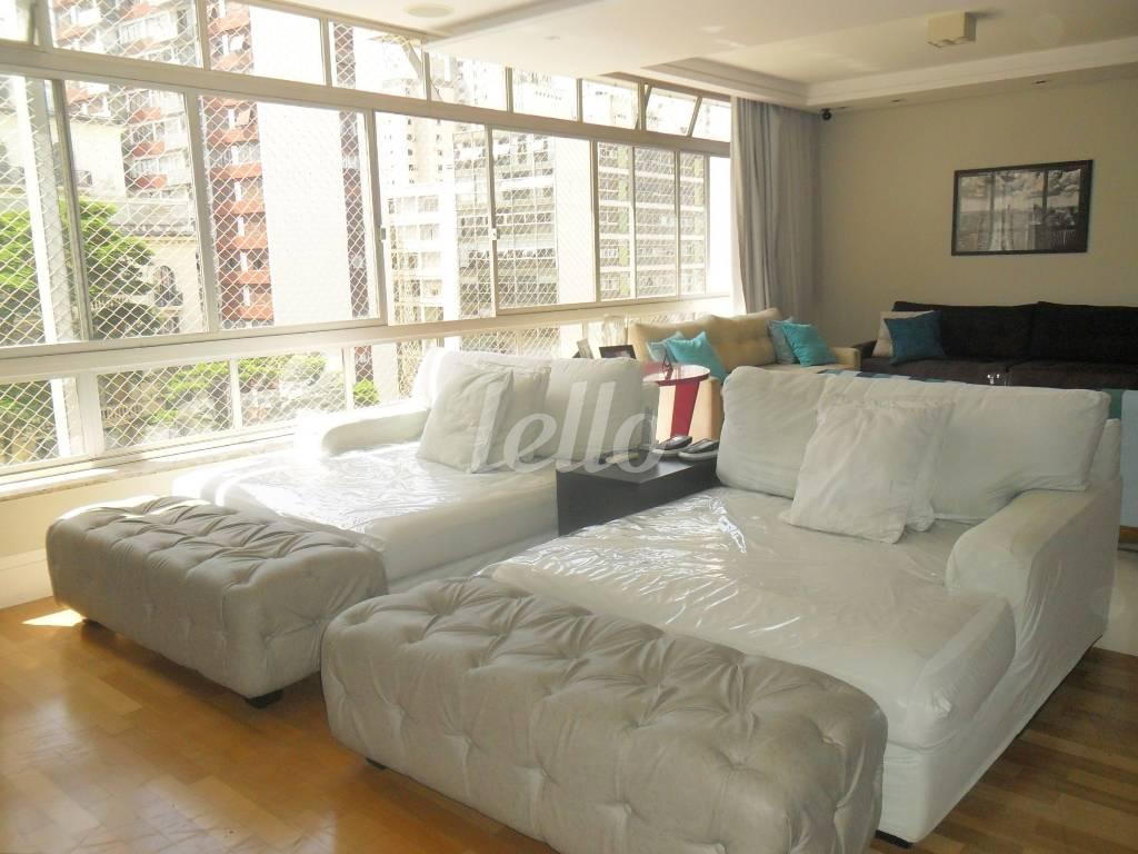 SALA TRÊS AMBIENTES de Apartamento à venda, Padrão com 256 m², 3 quartos e 2 vagas em Santa Cecília - São Paulo