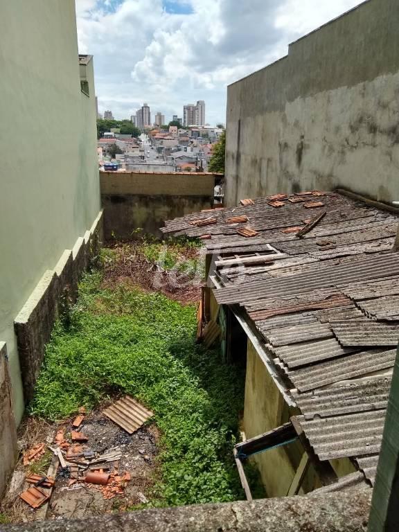 FUNDOS de Área / Terreno à venda, Padrão com 333 m², e em Vila Carrão - São Paulo