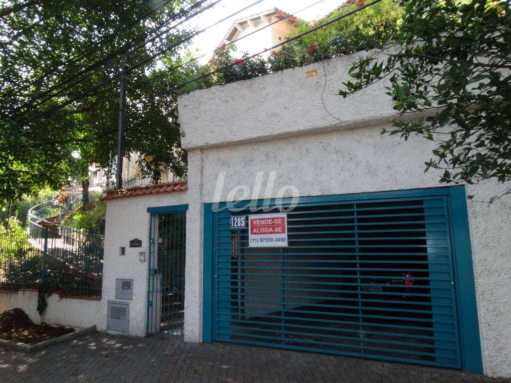 FACHADA de Casa à venda, sobrado com 330 m², 4 quartos e 3 vagas em Pacaembu - São Paulo