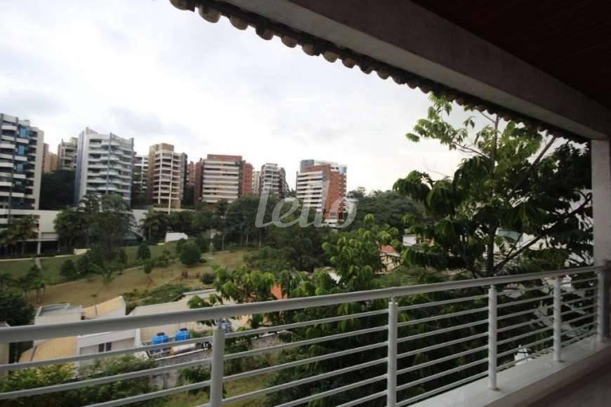 VARANDA de Casa à venda, em condomínio - sobrado com 600 m², 3 quartos e 6 vagas em JD. Vitória Régia - São Paulo