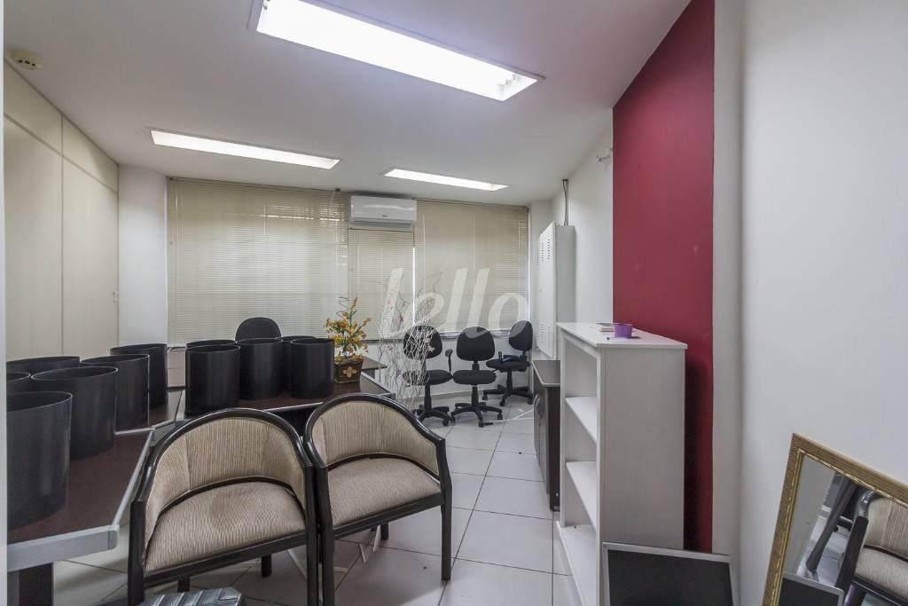 SALA 05 de Sala / Conjunto para alugar, Padrão com 148 m², e em República - São Paulo