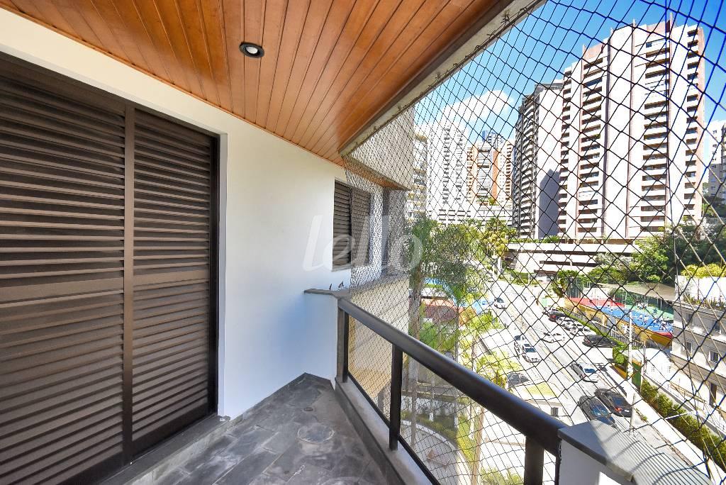 VARANDA de Apartamento à venda, Padrão com 176 m², 4 quartos e 3 vagas em Vila Suzana - São Paulo