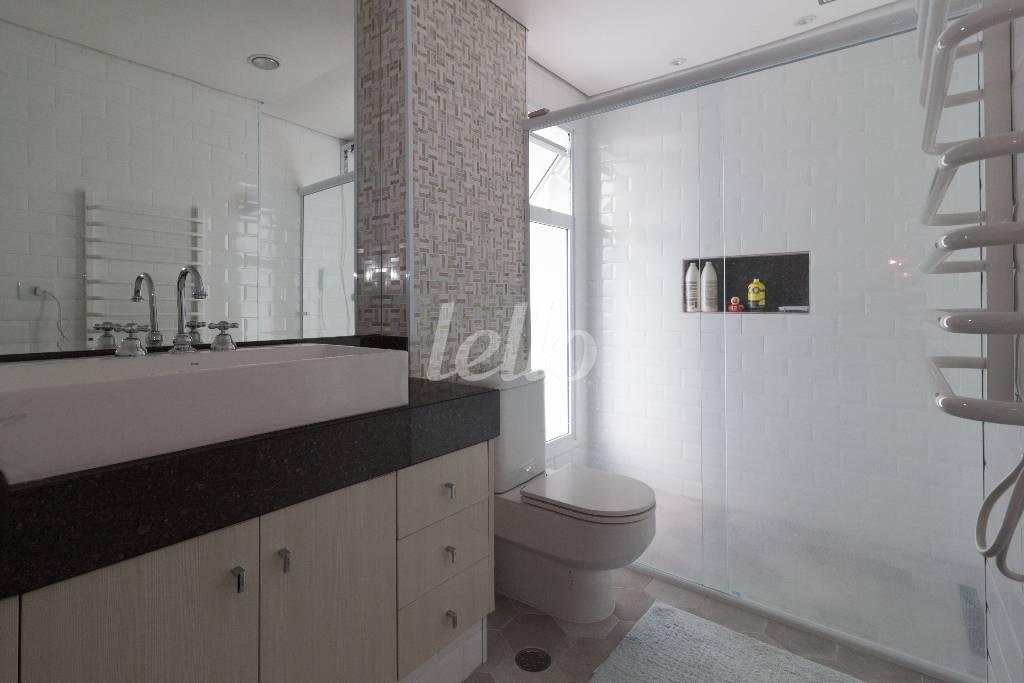 19 SUÍTE 2 - WC de Casa à venda, sobrado com 250 m², 3 quartos e 3 vagas em Vila Nivi - São Paulo