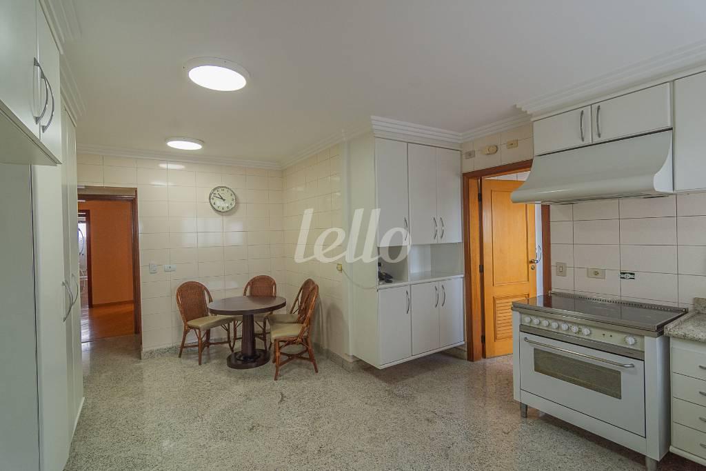 COZINHA de Apartamento à venda, Padrão com 375 m², 4 quartos e 5 vagas em Vila Regente Feijó - São Paulo