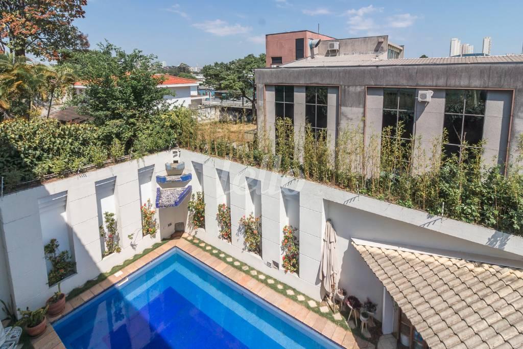 VISTA DA BANHEIRO DA SUÍTE MASTER MASTER de Casa à venda, sobrado com 600 m², 4 quartos e 4 vagas em Boaçava - São Paulo