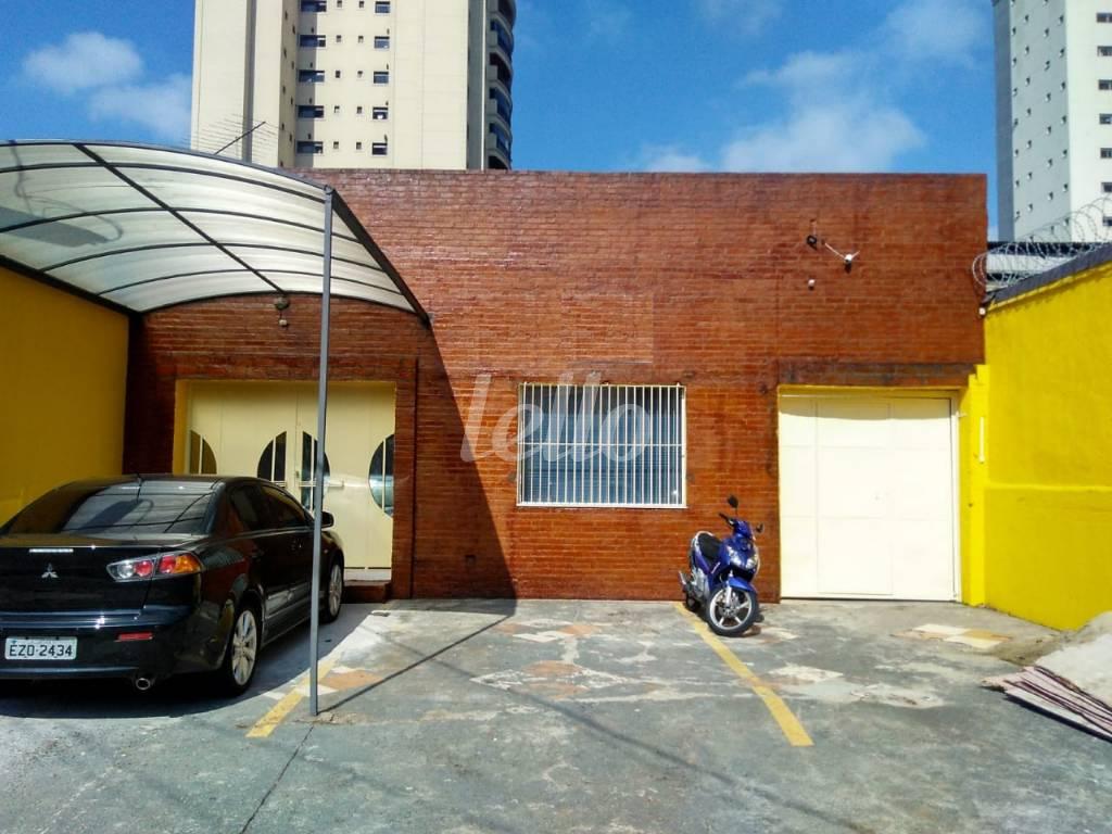 FRENTE de Galpão/Armazém à venda, Padrão com 350 m², e 4 vagas em Vila Alexandria - São Paulo