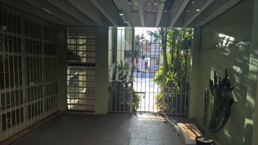 ENTRADA LATERAL de Casa para alugar, sobrado com 300 m², e 3 vagas em Indianópolis - São Paulo