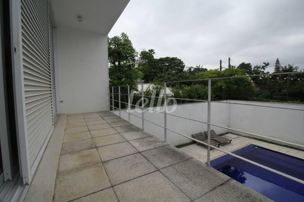 VARANDA SUÍTE MASTER de Casa à venda, sobrado com 850 m², 3 quartos e 10 vagas em Jardins - São Paulo