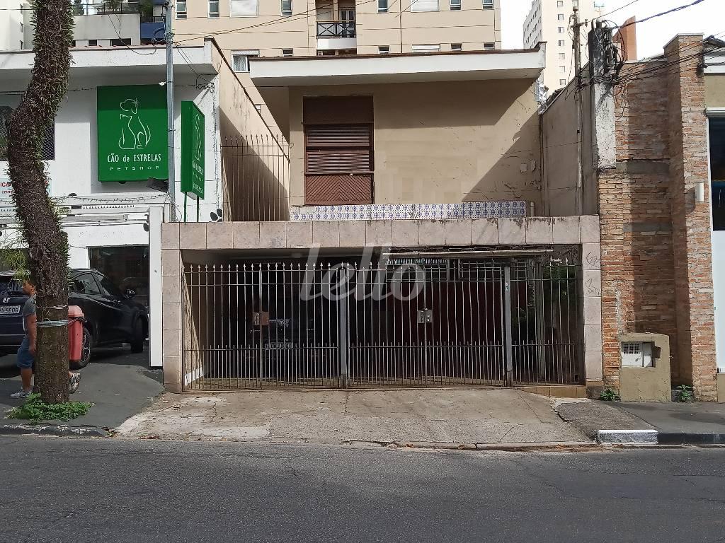 FRENTE de Casa à venda, sobrado com 204 m², 3 quartos e 2 vagas em Indianópolis - São Paulo