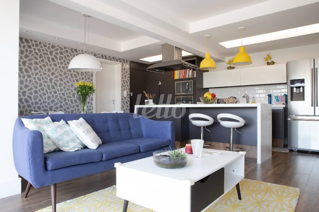 LIVING E COZINHA AMERICANA de Apartamento à venda, cobertura - Padrão com 185 m², 3 quartos e 3 vagas em Vila Ipojuca - São Paulo