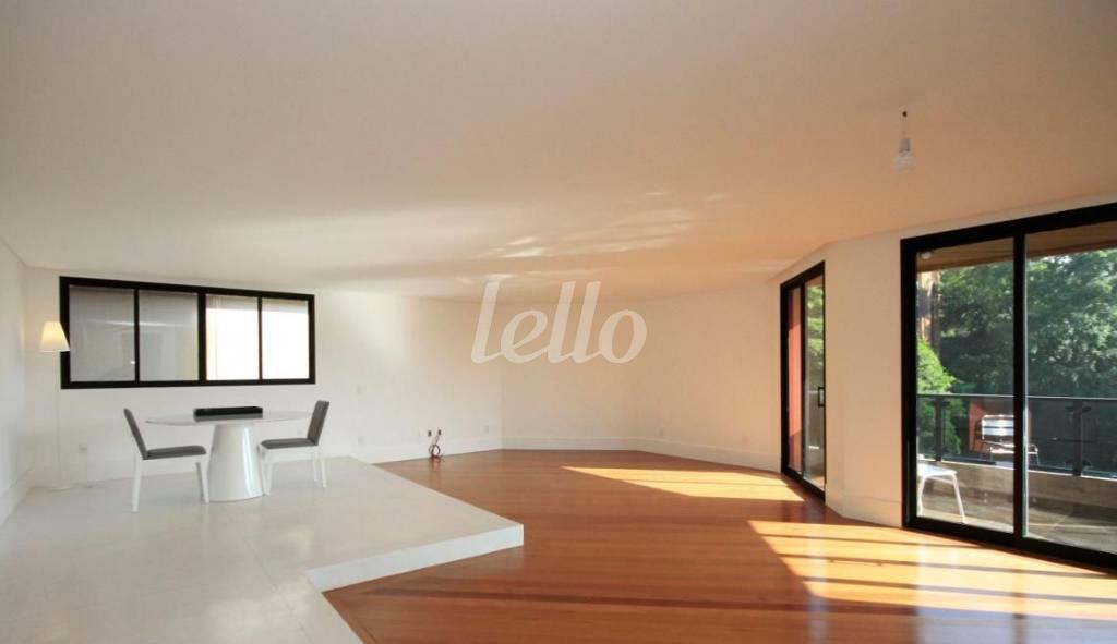 LIVING de Apartamento à venda, Padrão com 212 m², 3 quartos e 4 vagas em Perdizes - São Paulo