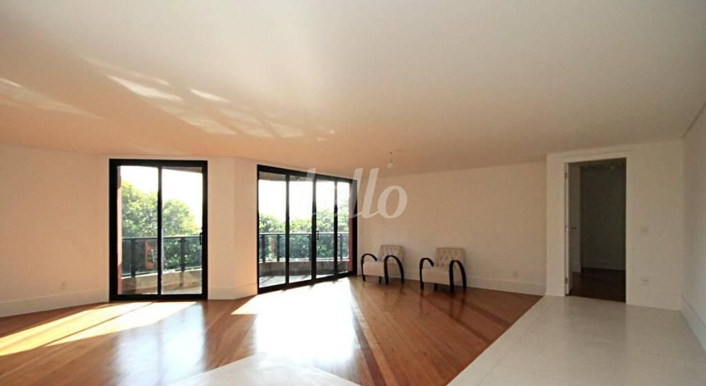 LIVING de Apartamento à venda, Padrão com 212 m², 3 quartos e 4 vagas em Perdizes - São Paulo