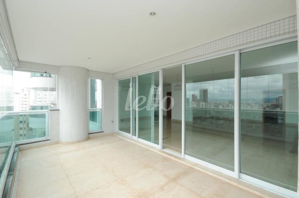VARANDA GOURMET de Apartamento à venda, Padrão com 335 m², 4 quartos e 5 vagas em Tatuapé - São Paulo