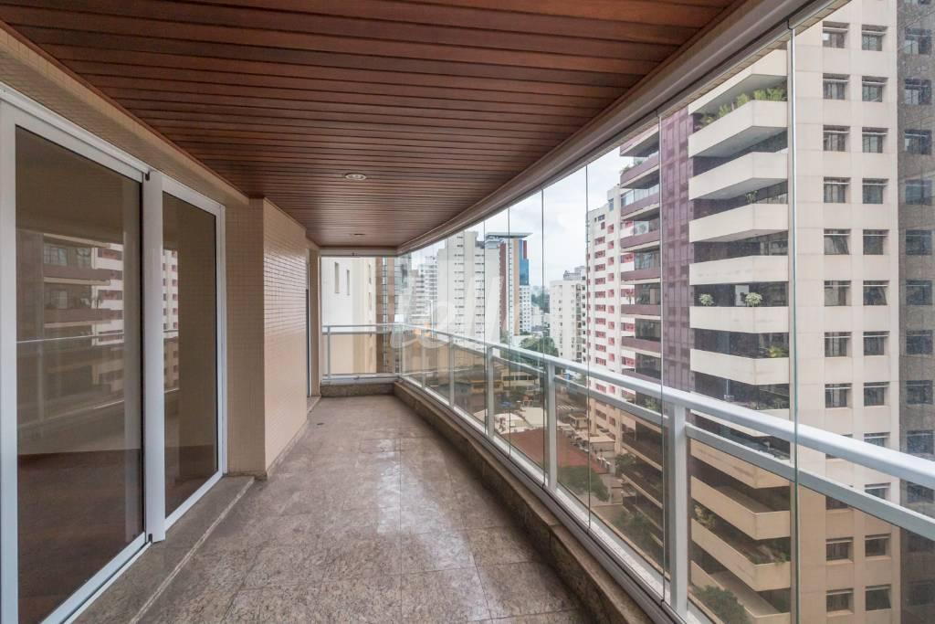 VARANDA de Apartamento para alugar, Padrão com 360 m², 4 quartos e 2 vagas em Itaim Bibi - São Paulo