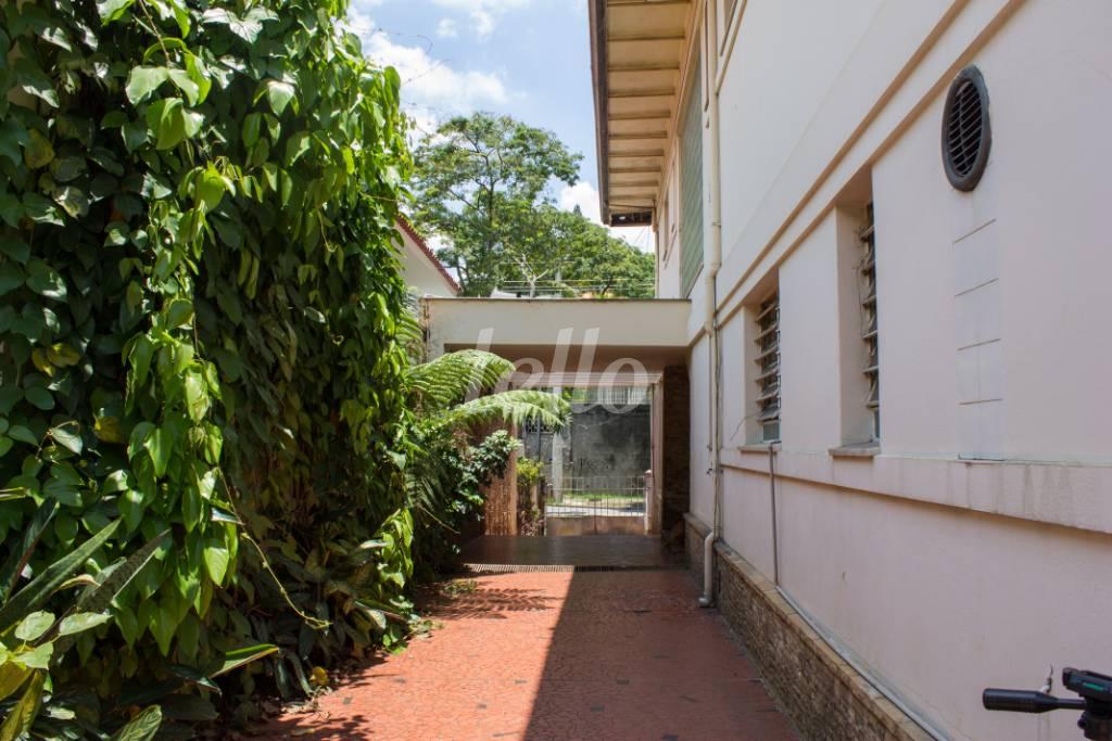 GARAGEM LATERAL de Casa à venda, sobrado com 500 m², 4 quartos e 15 vagas em Pacaembu - São Paulo