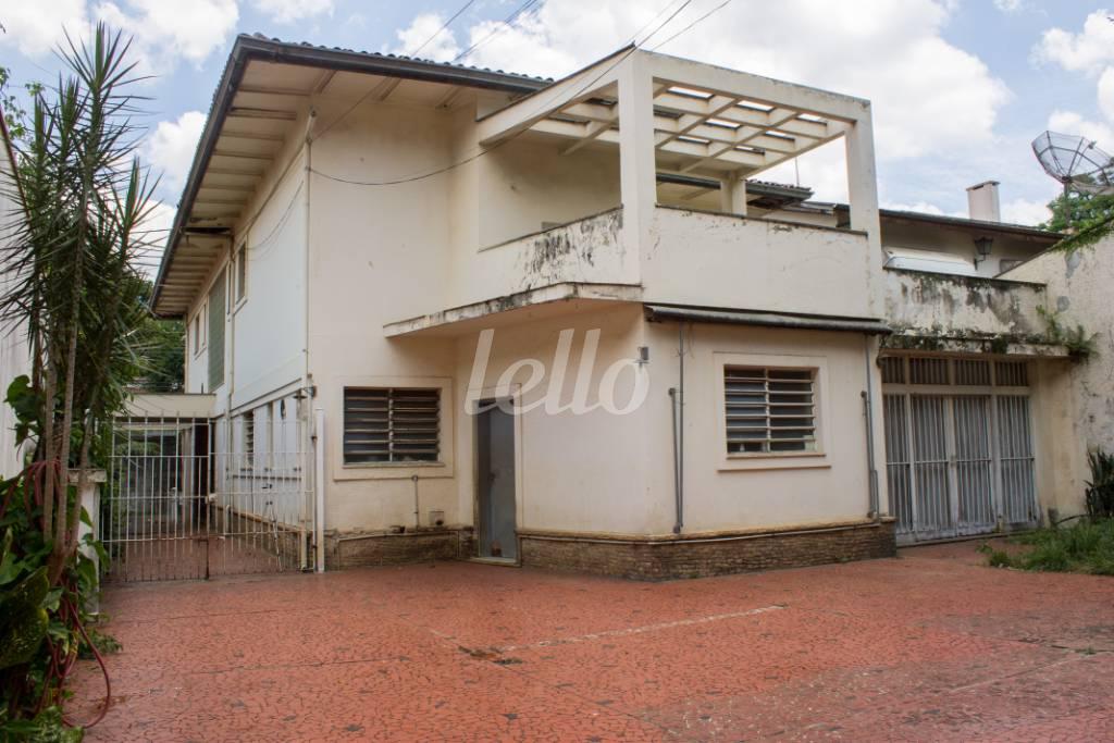 FACHADA FUNDOS de Casa à venda, sobrado com 500 m², 4 quartos e 15 vagas em Pacaembu - São Paulo