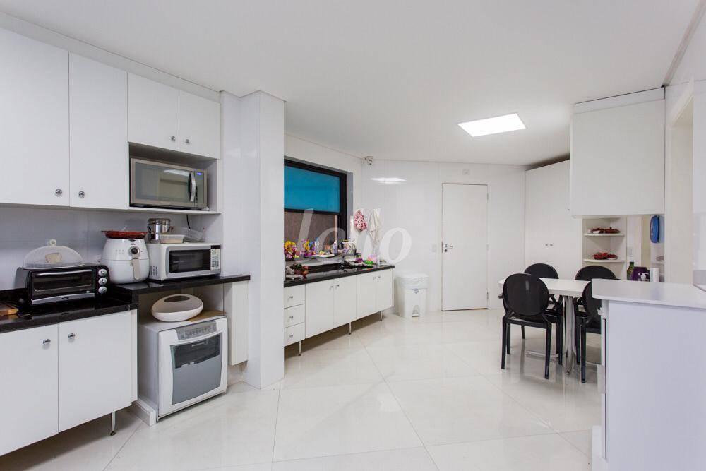 COZINHA de Apartamento à venda, Padrão com 640 m², 4 quartos e 4 vagas em Vila Uberabinha - São Paulo