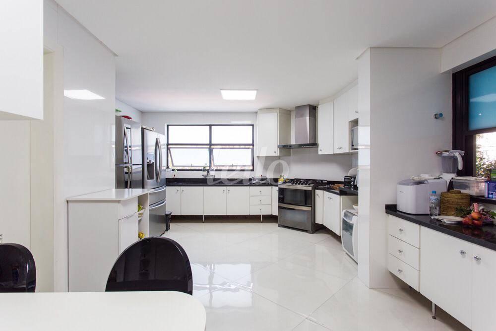 COZINHA de Apartamento à venda, Padrão com 640 m², 4 quartos e 4 vagas em Vila Uberabinha - São Paulo