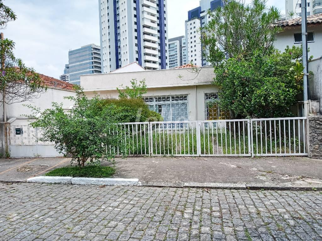 FRENTE de Casa à venda, térrea com 200 m², 3 quartos e 4 vagas em Santo Amaro - São Paulo