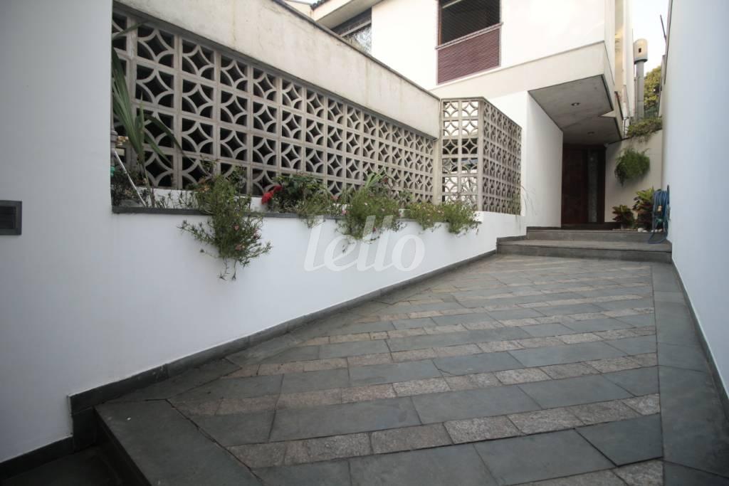 ENTRADA PRINCIPAL de Casa à venda, assobradada com 550 m², 5 quartos e 4 vagas em Vila Madalena - São Paulo
