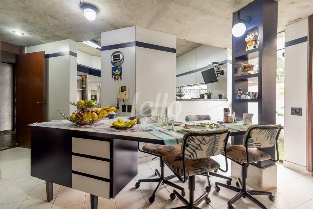 COZINHA de Casa à venda, assobradada com 550 m², 5 quartos e 4 vagas em Vila Madalena - São Paulo