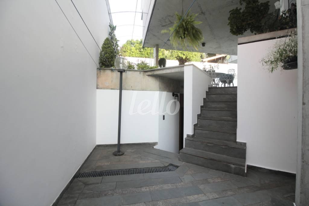 ENTRADA LATERAL de Casa à venda, assobradada com 550 m², 5 quartos e 4 vagas em Vila Madalena - São Paulo