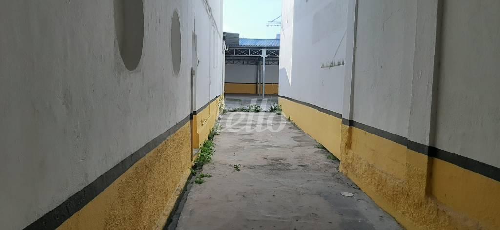 ENTRADA de Área / Terreno para alugar, Padrão com 600 m², e em Quarta Parada - São Paulo