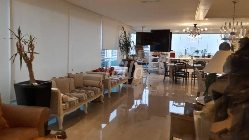 VARANDA GOURMET de Apartamento à venda, Padrão com 326 m², 4 quartos e 6 vagas em Vila Regente Feijó - São Paulo