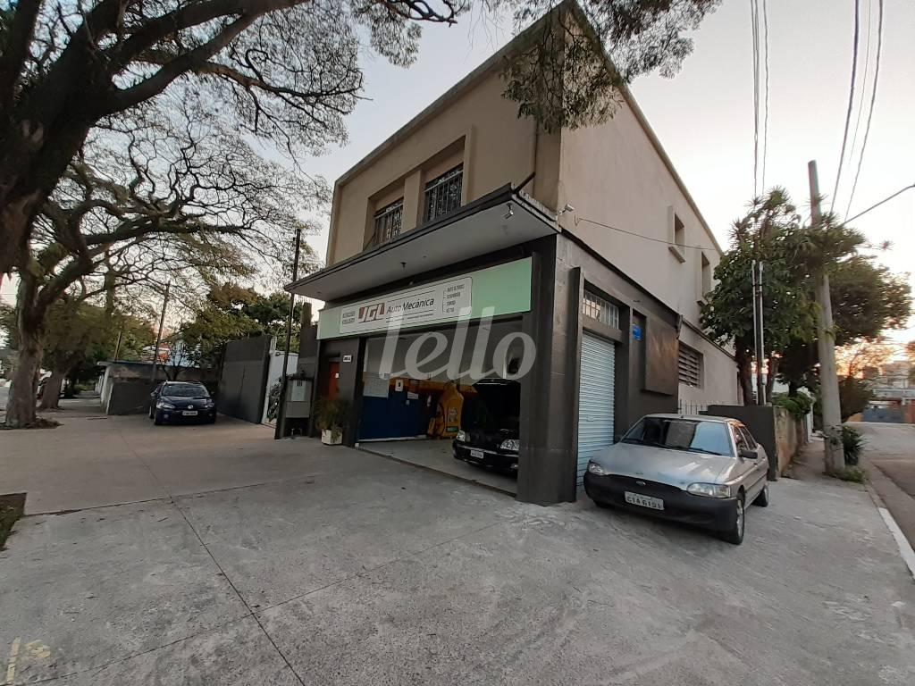 FRENTE E LATERAL de Casa à venda, sobrado com 600 m², 3 quartos e 15 vagas em Vila Madalena - São Paulo