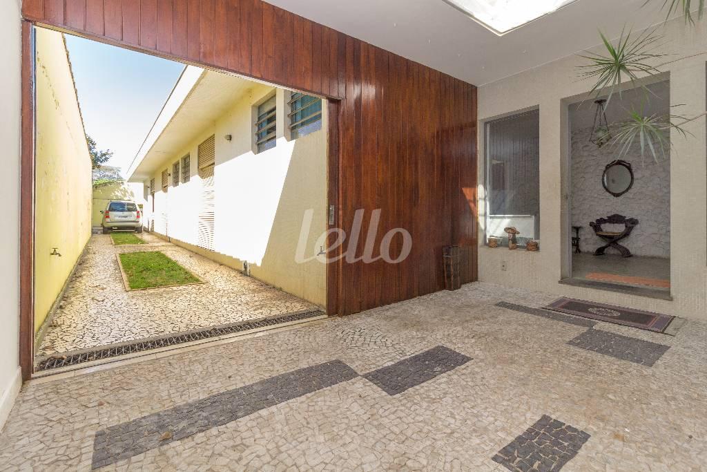 ENTRADA de Casa à venda, térrea com 325 m², 3 quartos e 10 vagas em Campo Belo - São Paulo