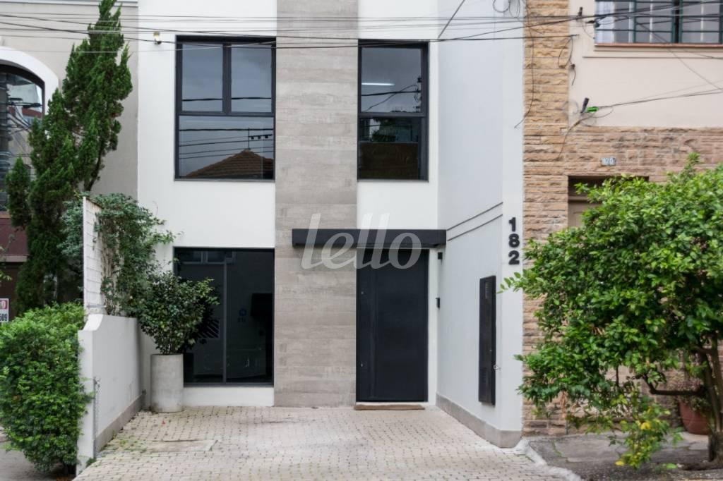 FACHADA de Casa à venda, sobrado com 220 m², e 1 vaga em Pinheiros - São Paulo