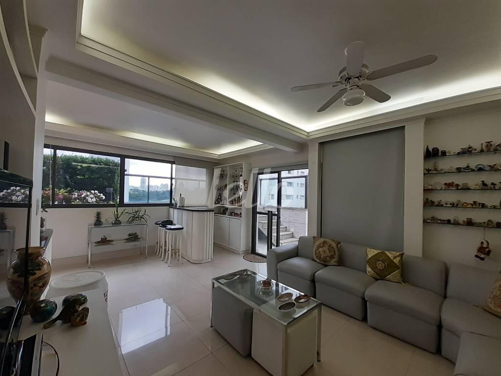 SALA NO ANDAR SUPERIOR de Apartamento à venda, cobertura - Padrão com 166 m², 4 quartos e 3 vagas em Pinheiros - São Paulo