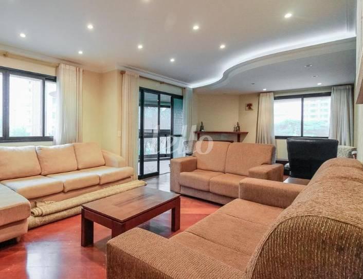 SALA DOIS AMBIENTES de Apartamento à venda, Padrão com 193 m², 4 quartos e 5 vagas em Vila Gomes Cardim - São Paulo