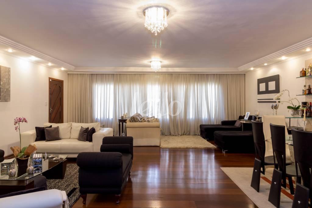 SALA DOIS AMBIENTES de Casa à venda, sobrado com 400 m², 4 quartos e 6 vagas em Parque da Mooca - São Paulo