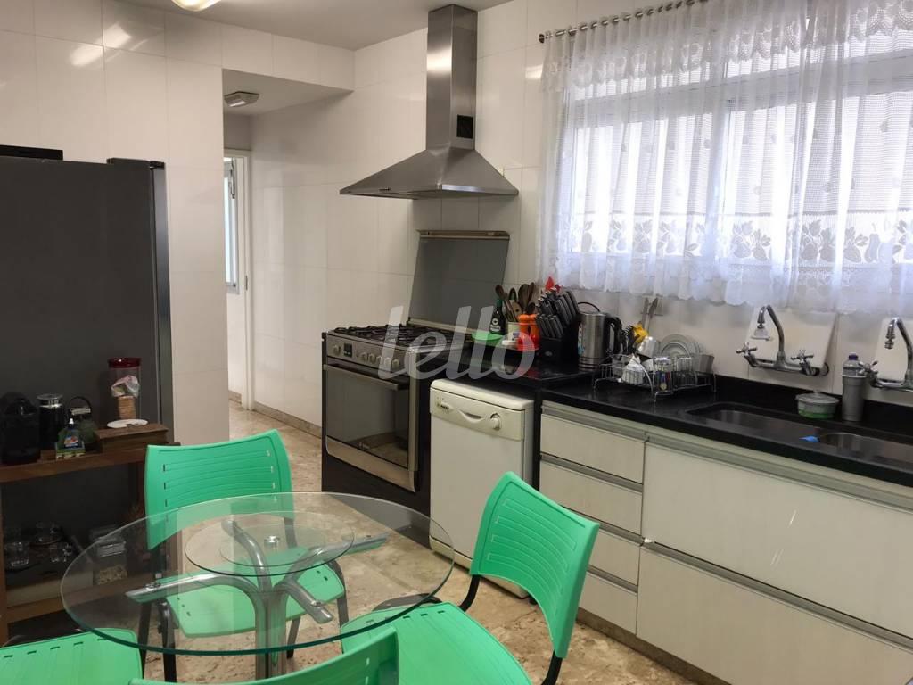 COZINHA de Apartamento à venda, Padrão com 250 m², 4 quartos e 2 vagas em Higienópolis - São Paulo