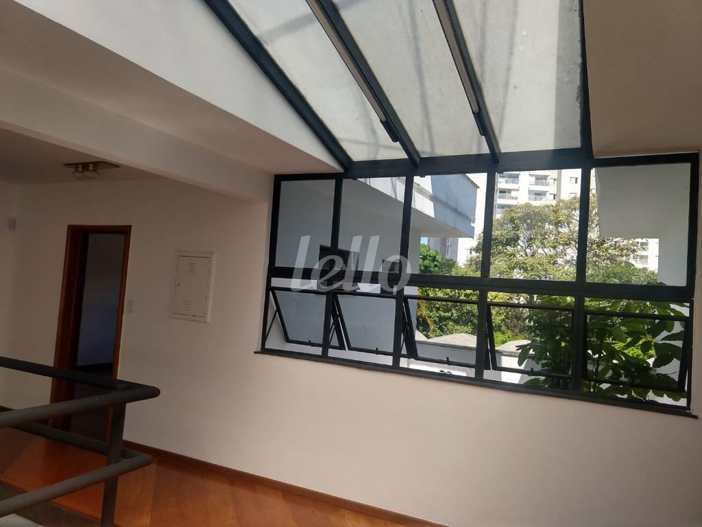SALA INTIMA de Casa à venda, sobrado com 550 m², 4 quartos e 8 vagas em Jardim São Caetano - São Caetano do Sul