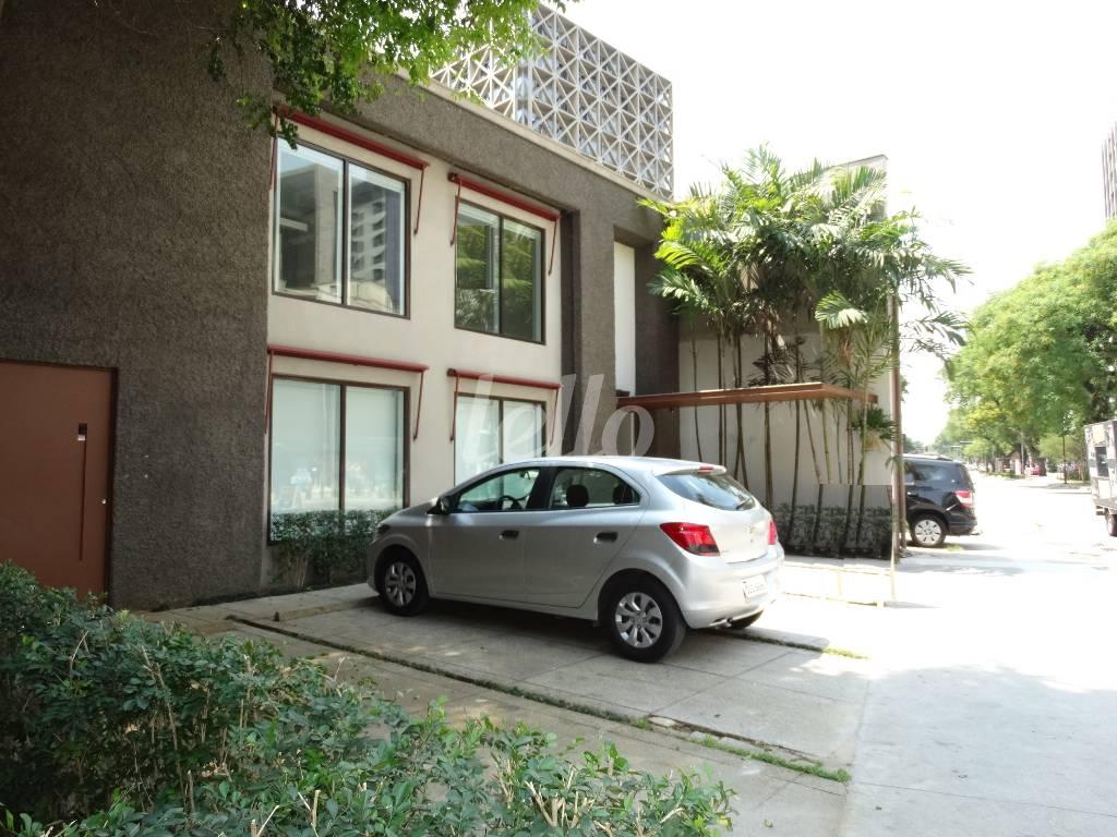 FACHADA de Casa para alugar, sobrado com 229 m², e 4 vagas em Jardim Paulistano - São Paulo