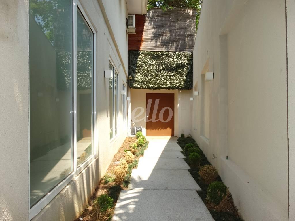ENTRADA LATERAL de Casa para alugar, sobrado com 229 m², e 4 vagas em Jardim Paulistano - São Paulo
