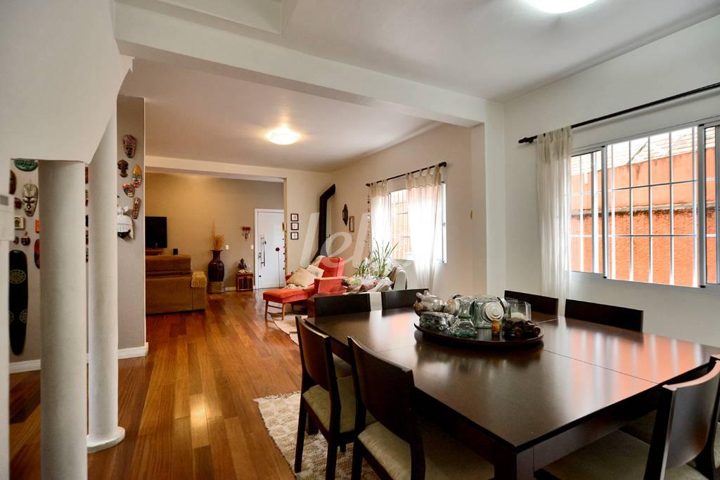 SALA DOIS AMBIENTES de Casa à venda, sobrado com 428 m², 5 quartos e 3 vagas em Campo Belo - São Paulo