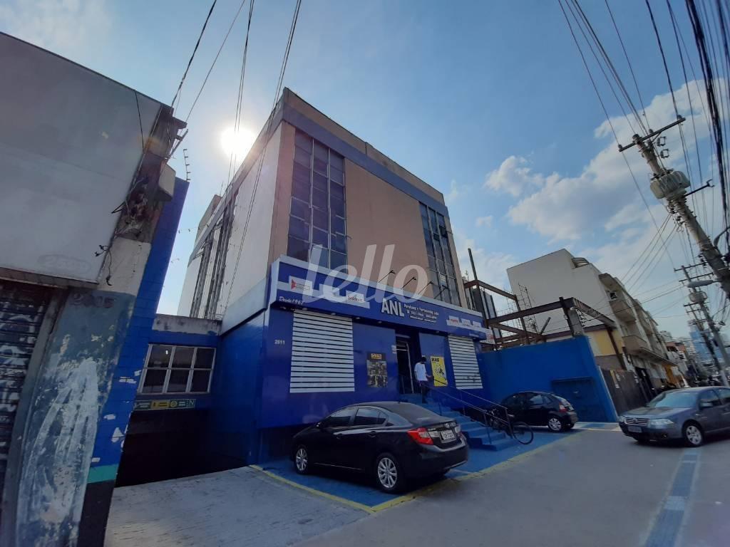 FACHADA E VAGAS de Prédio Comercial à venda, Monousuário com 2120 m², e 30 vagas em Santana - São Paulo