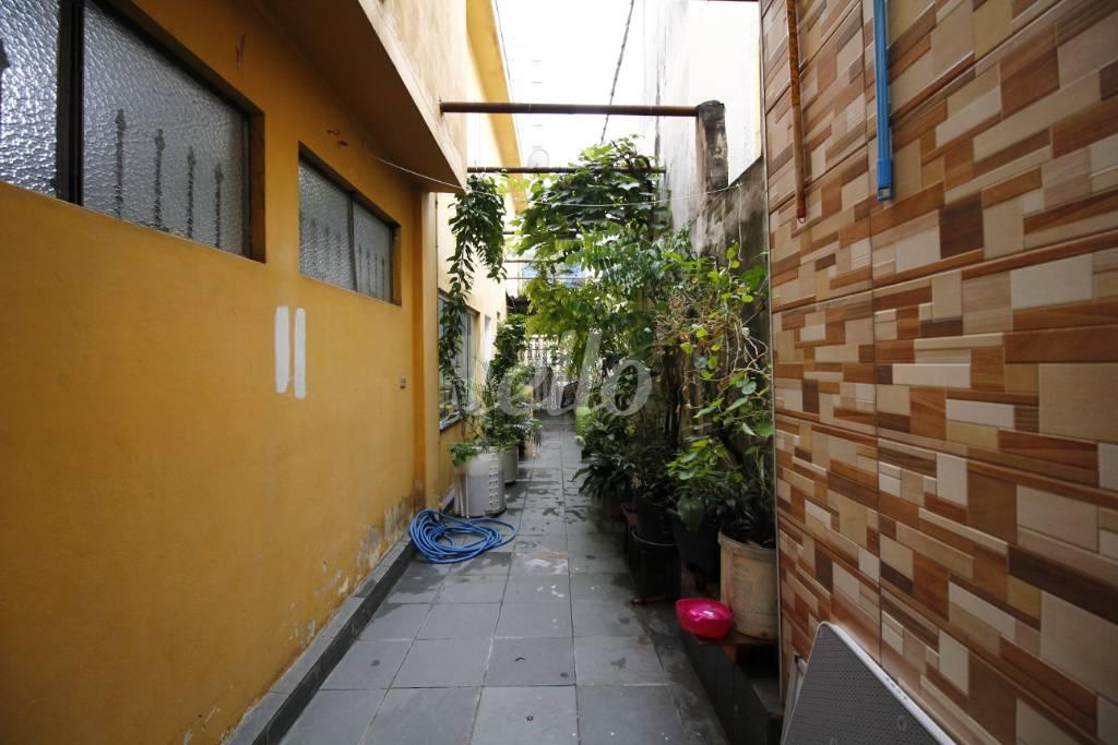 CORREDOR LATERAL de Casa à venda, sobrado com 323 m², 3 quartos e 4 vagas em Jardim Bela Vista - Santo André