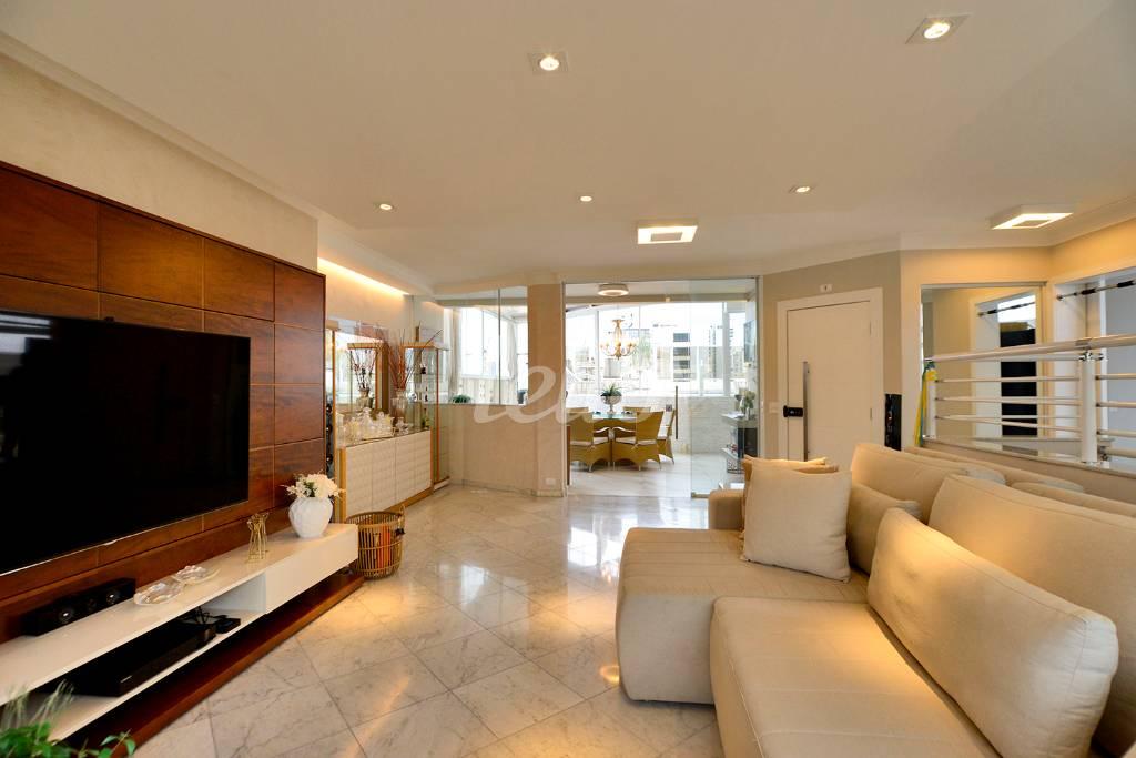 SALA DE TV de Apartamento à venda, cobertura - Padrão com 440 m², 4 quartos e 5 vagas em Indianópolis - São Paulo