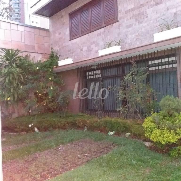 FACHADA de Casa para alugar, sobrado com 300 m², 3 quartos e 5 vagas em Jardim Anália Franco - São Paulo
