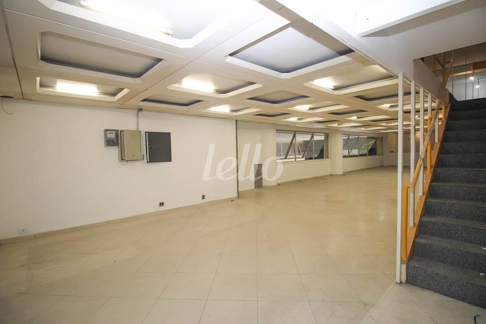 LOJA- PISO SUPERIOR de Loja para alugar, Padrão com 242 m², e em Centro - São Paulo