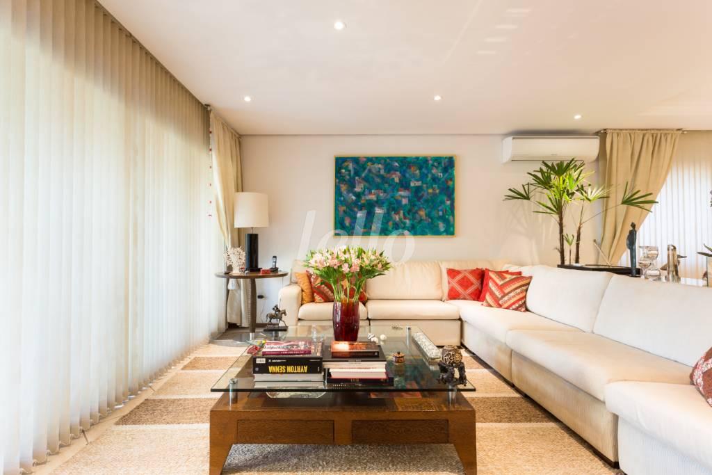 SALA DE ESTAR de Casa à venda, sobrado com 485 m², 3 quartos e 4 vagas em Vila Albertina - São Paulo