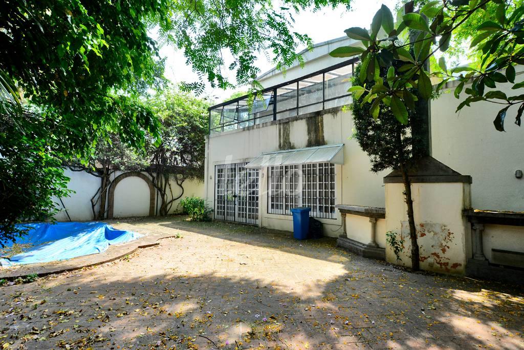 ÁREA EXTERNA de Casa à venda, sobrado com 518 m², 4 quartos e 4 vagas em Alto de Pinheiros - São Paulo